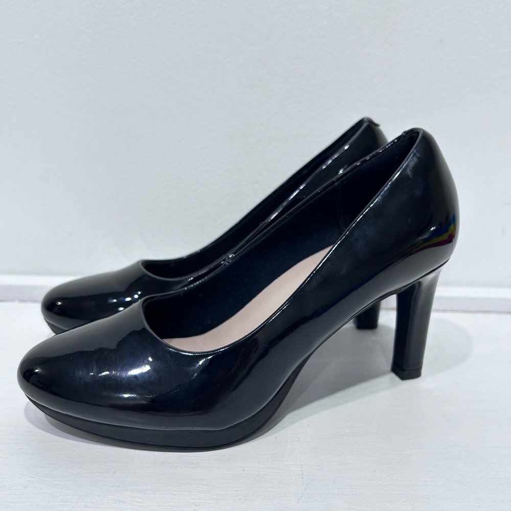 Clarks Ultimate Collection Women’s Black Patent Synthetic Ambyr Joy Pump‎ Size 6